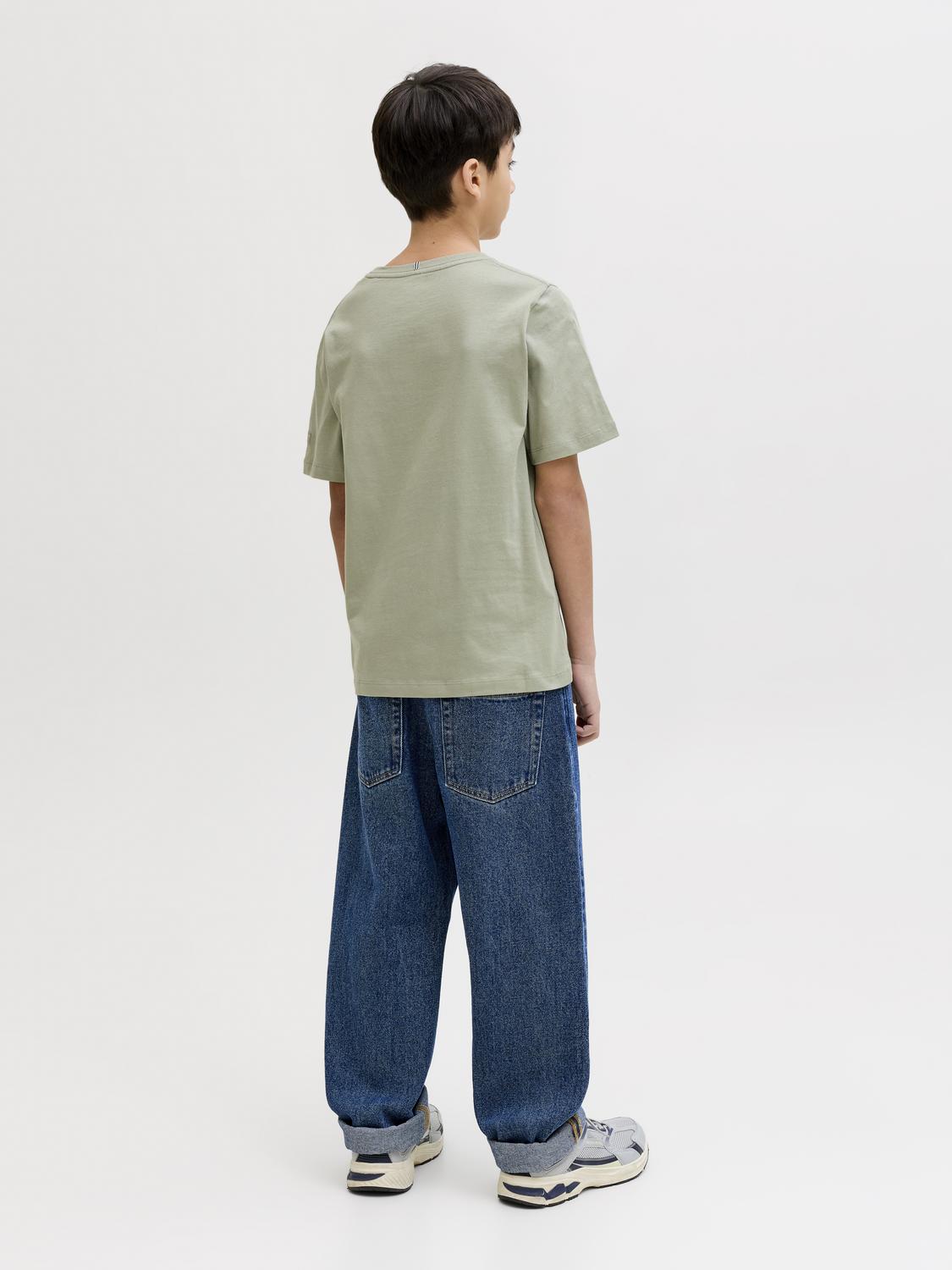 model_shot-back